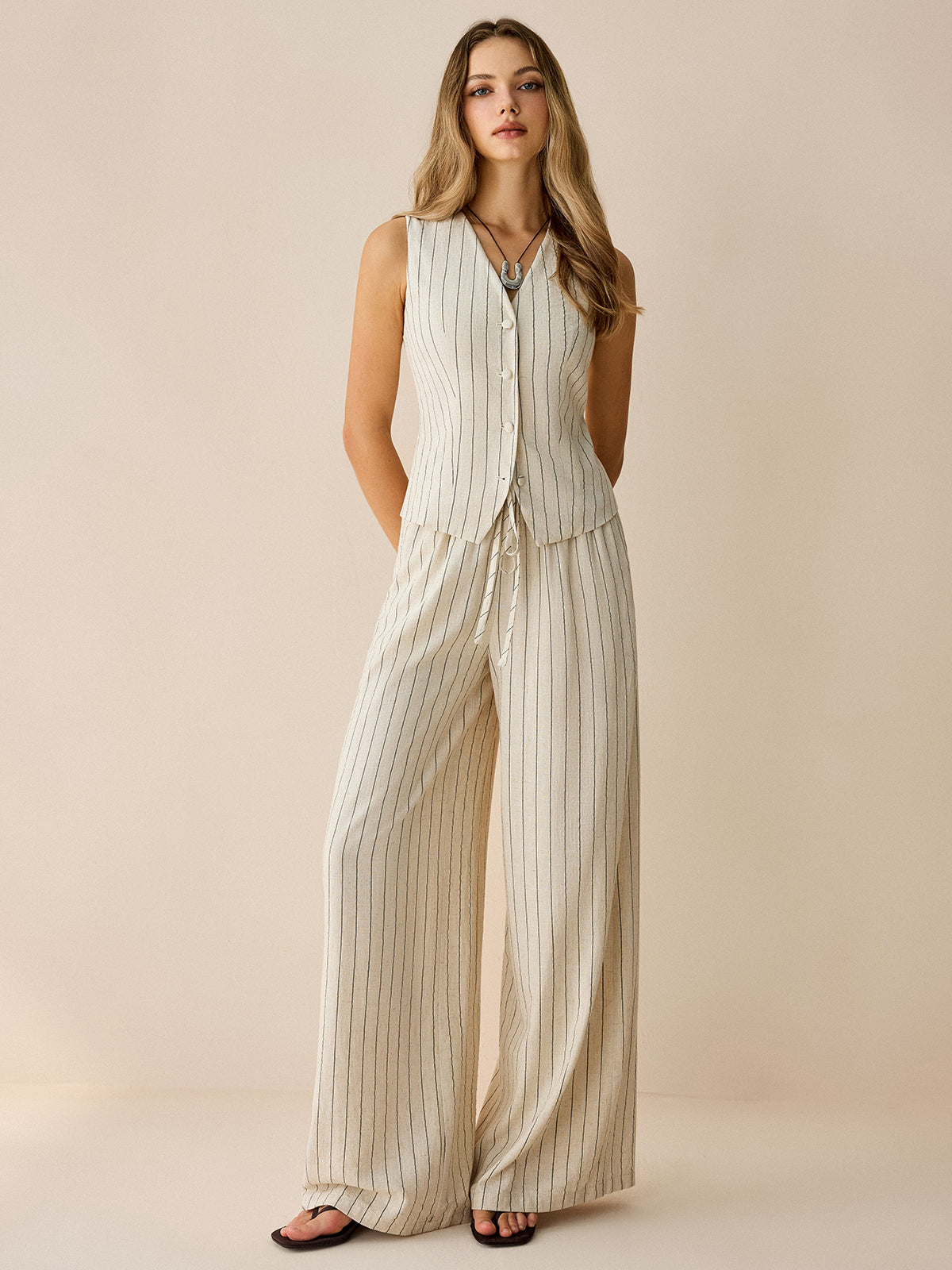 Conjunto de chaleco sin mangas a rayas y pantalones
