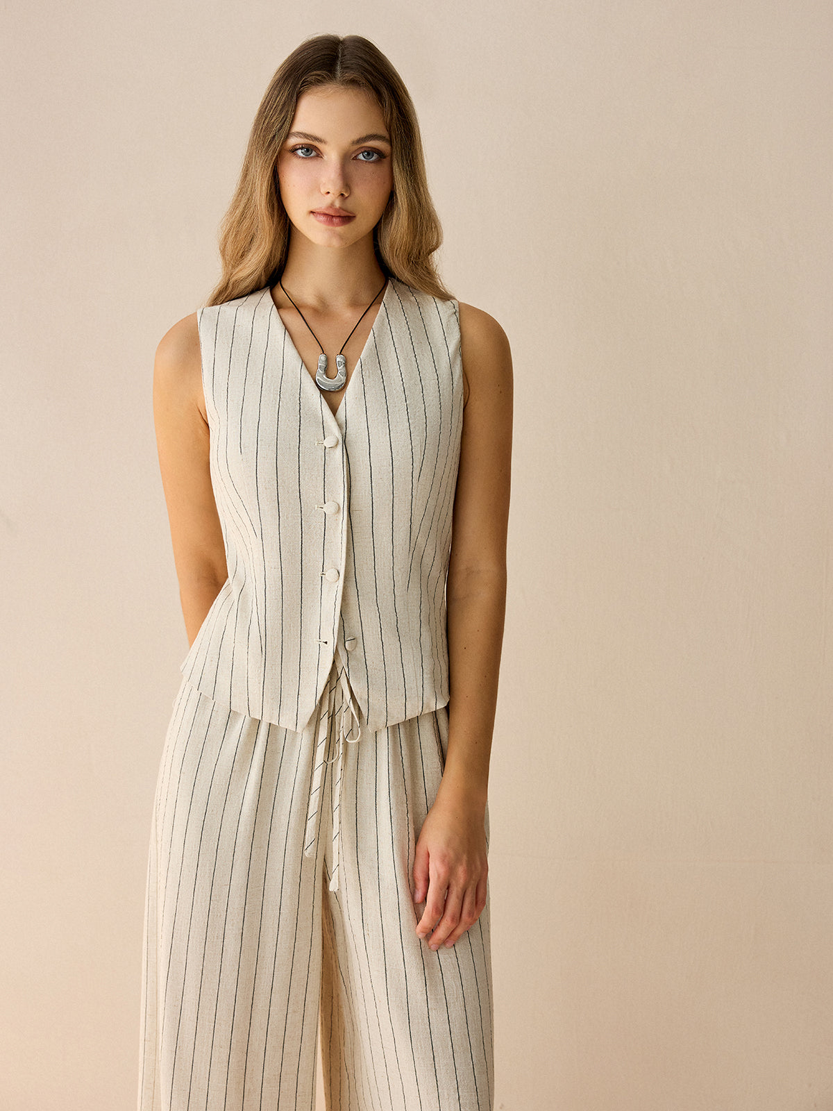 Conjunto de chaleco sin mangas a rayas y pantalones