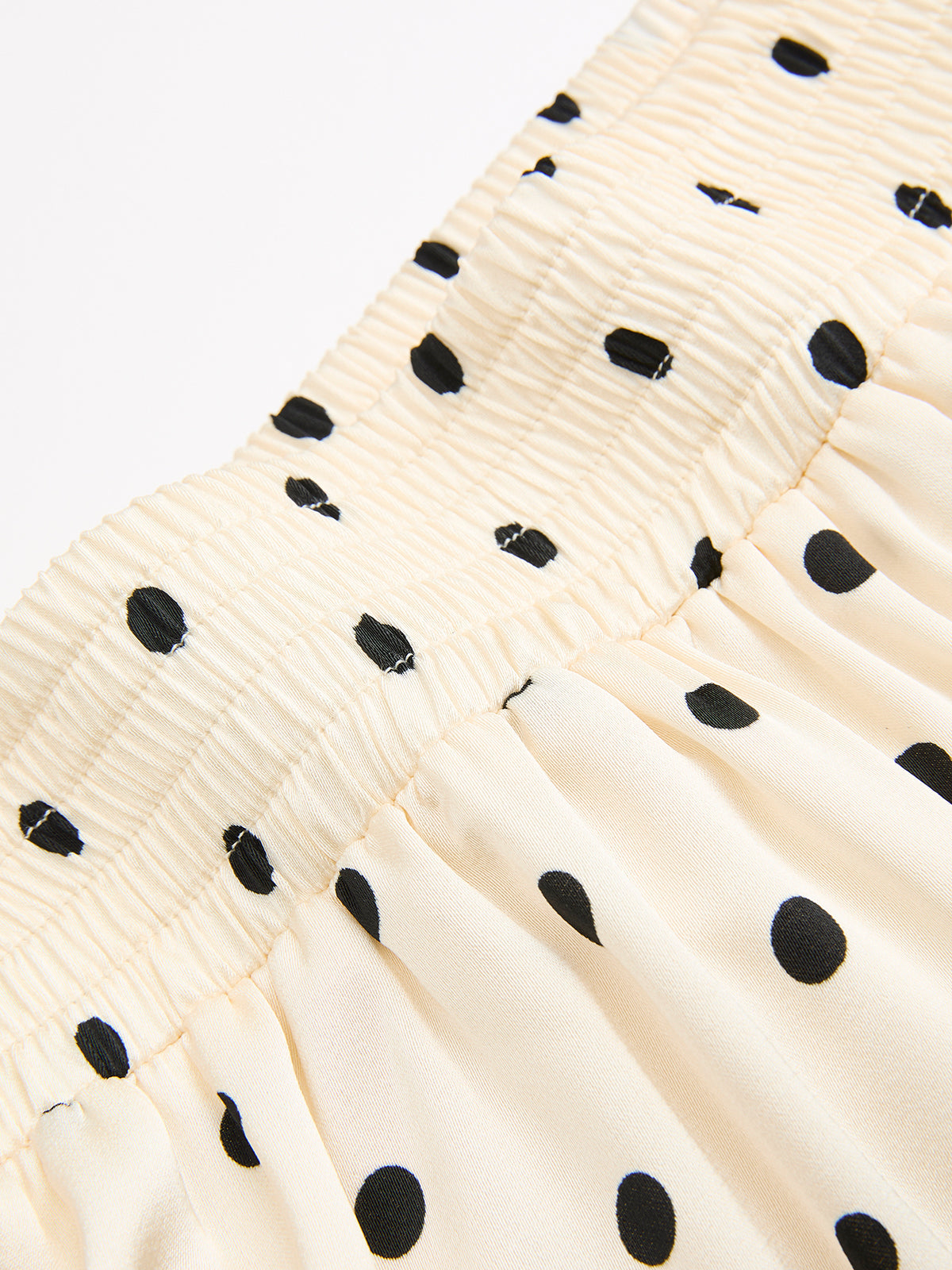 Conjunto de top sin mangas de lunares y falda larga