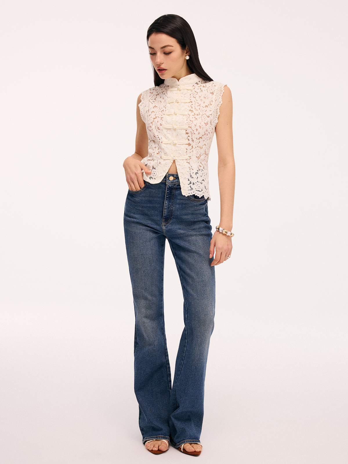 Top sin mangas con cuello mandarín de encaje y botones de perla