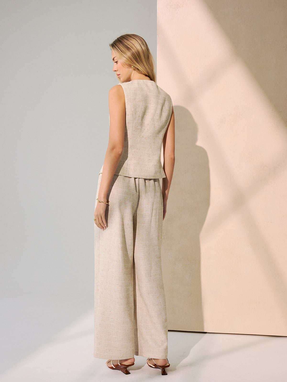 Conjunto de chaleco con botones metálicos y pantalones anchos
