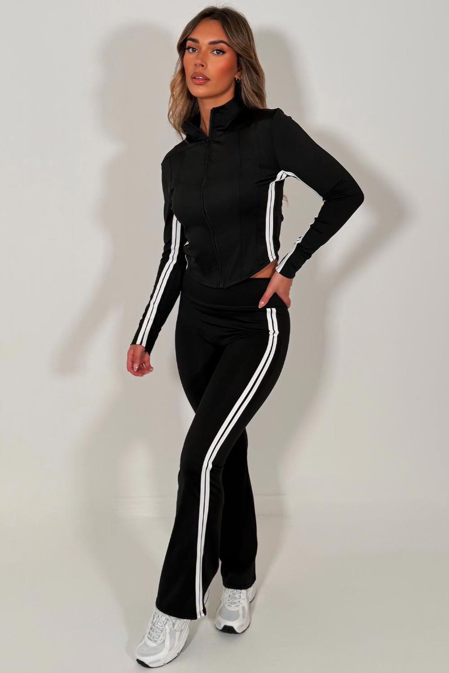 Conjunto a juego de pantalón acampanado y chaqueta deportiva con rayas
