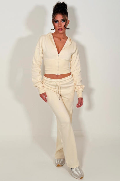 Conjunto coordinado de sudadera corta con cremallera y pantalón de chándal