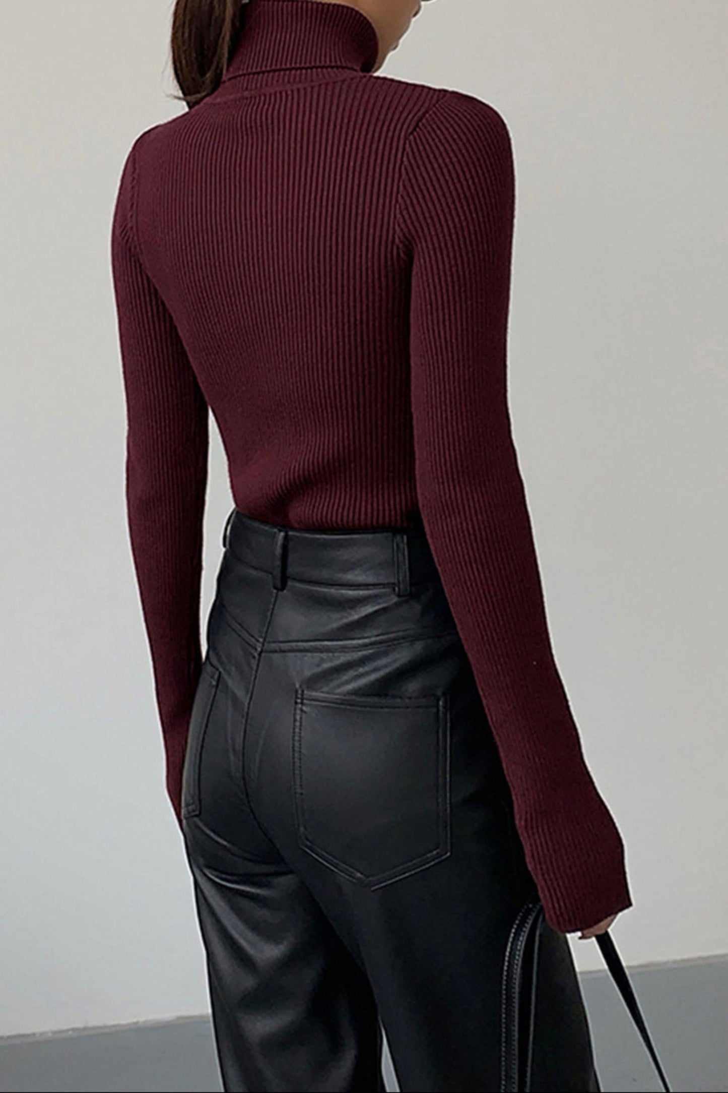 Jersey de cuello alto minimalista de punto fino