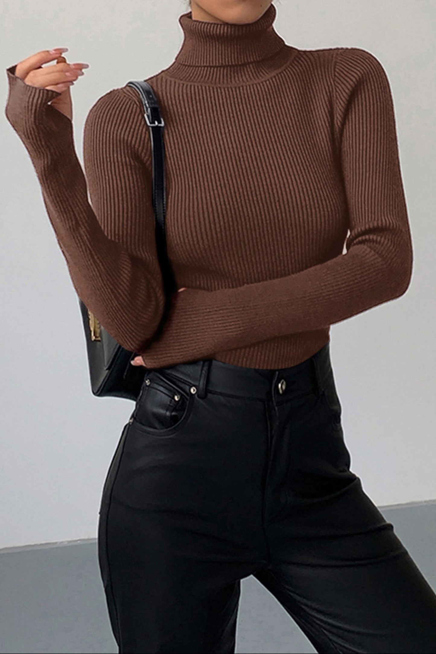 Jersey de cuello alto minimalista de punto fino