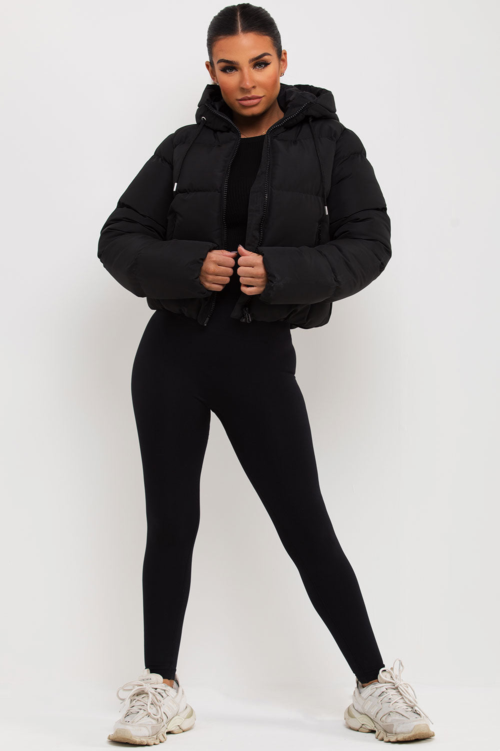 Chaqueta acolchada con capucha negra