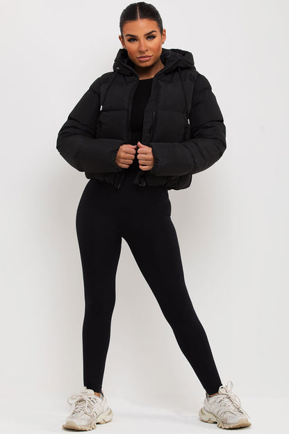Chaqueta acolchada con capucha negra