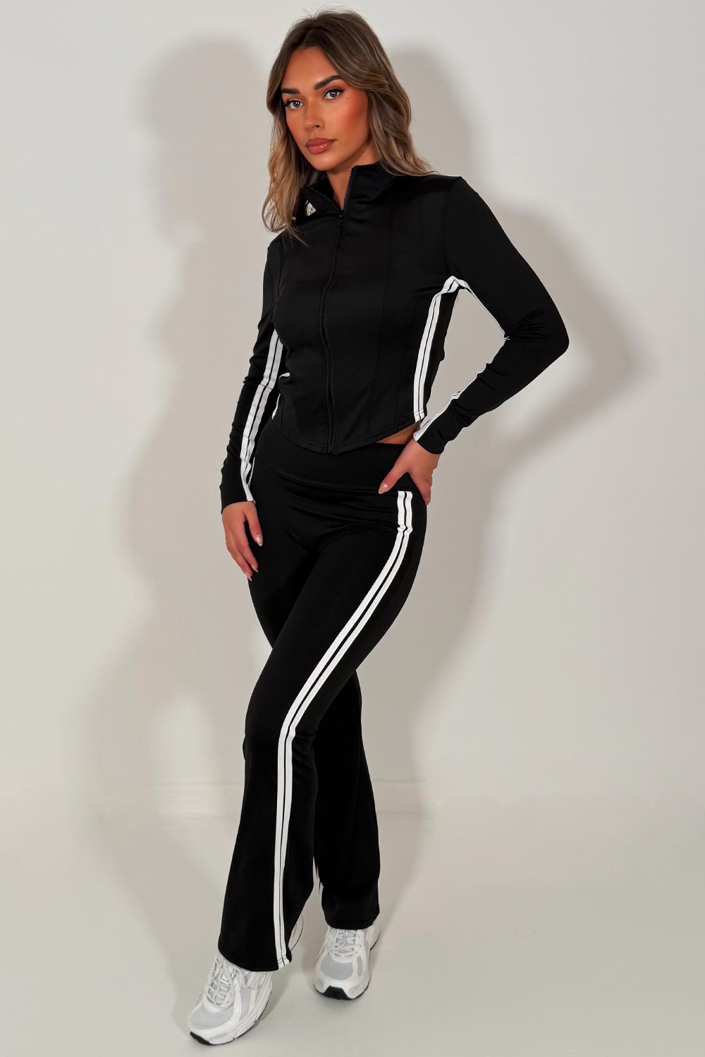 Conjunto a juego de pantalón acampanado y chaqueta deportiva con rayas