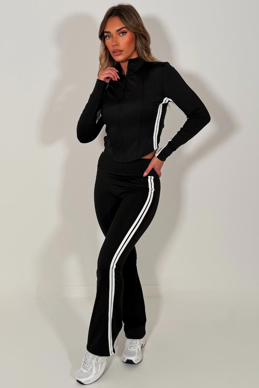 Conjunto a juego de pantalón acampanado y chaqueta deportiva con rayas