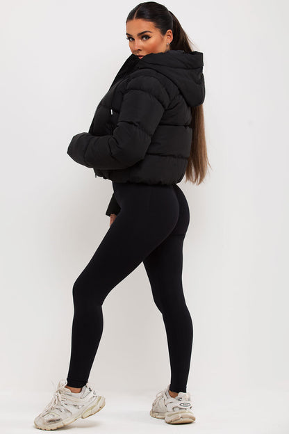 Chaqueta acolchada con capucha negra