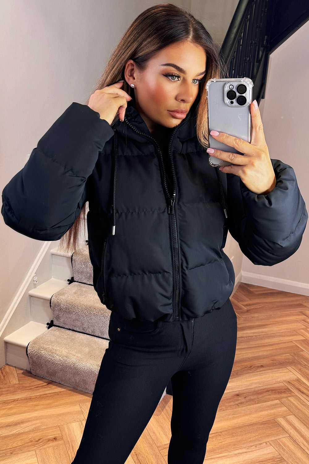 Chaqueta acolchada con capucha negra