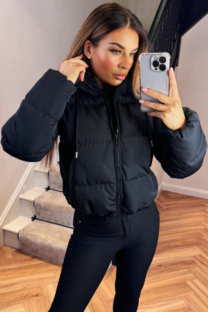Chaqueta acolchada con capucha negra