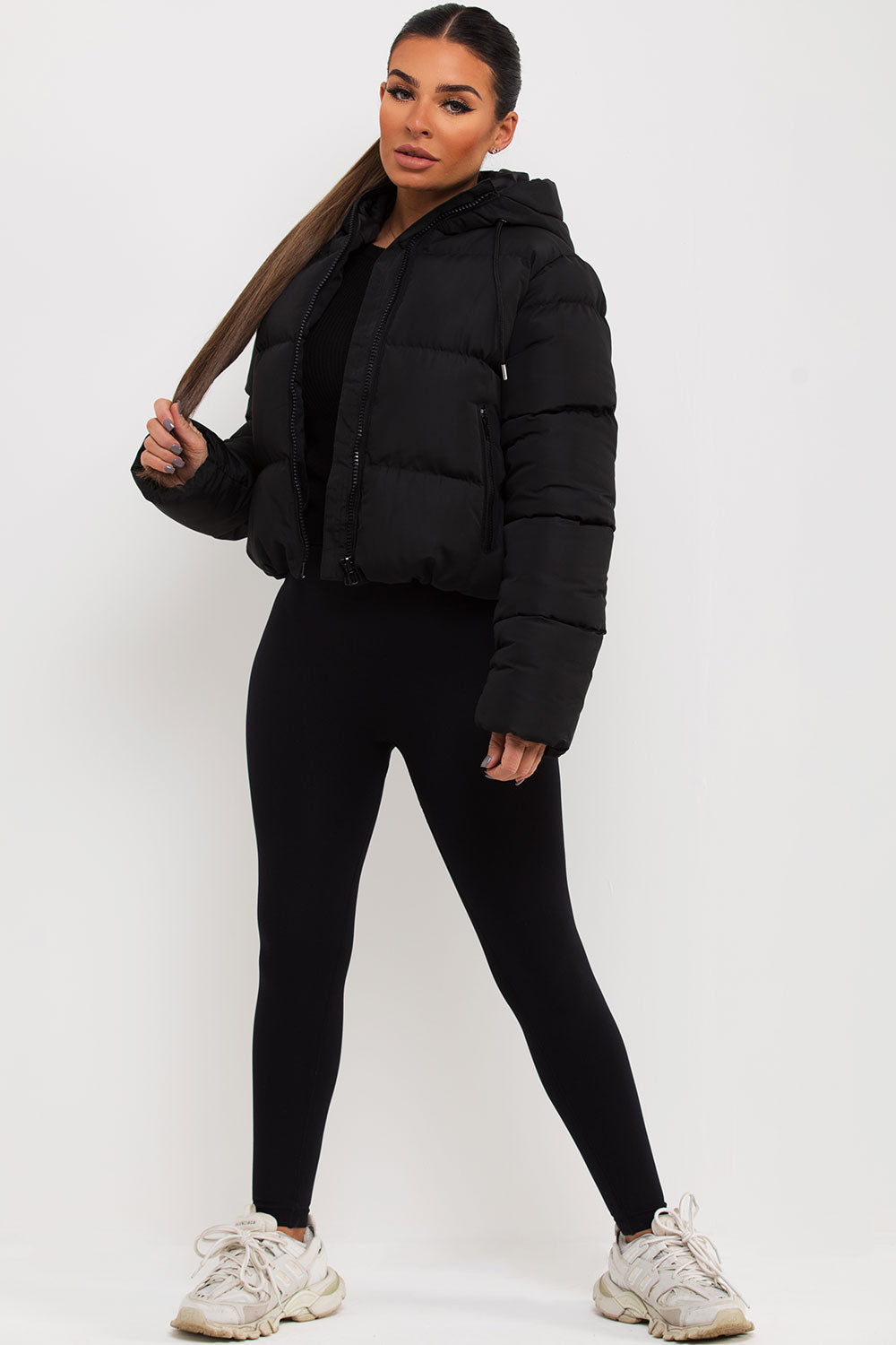 Chaqueta acolchada con capucha negra