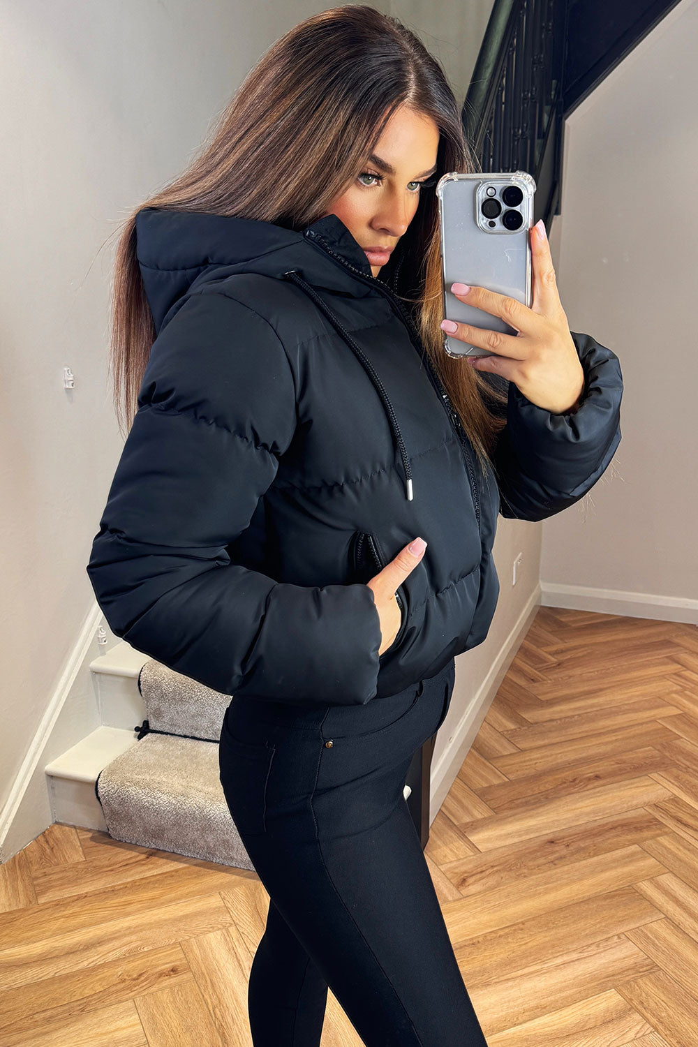 Chaqueta acolchada con capucha negra