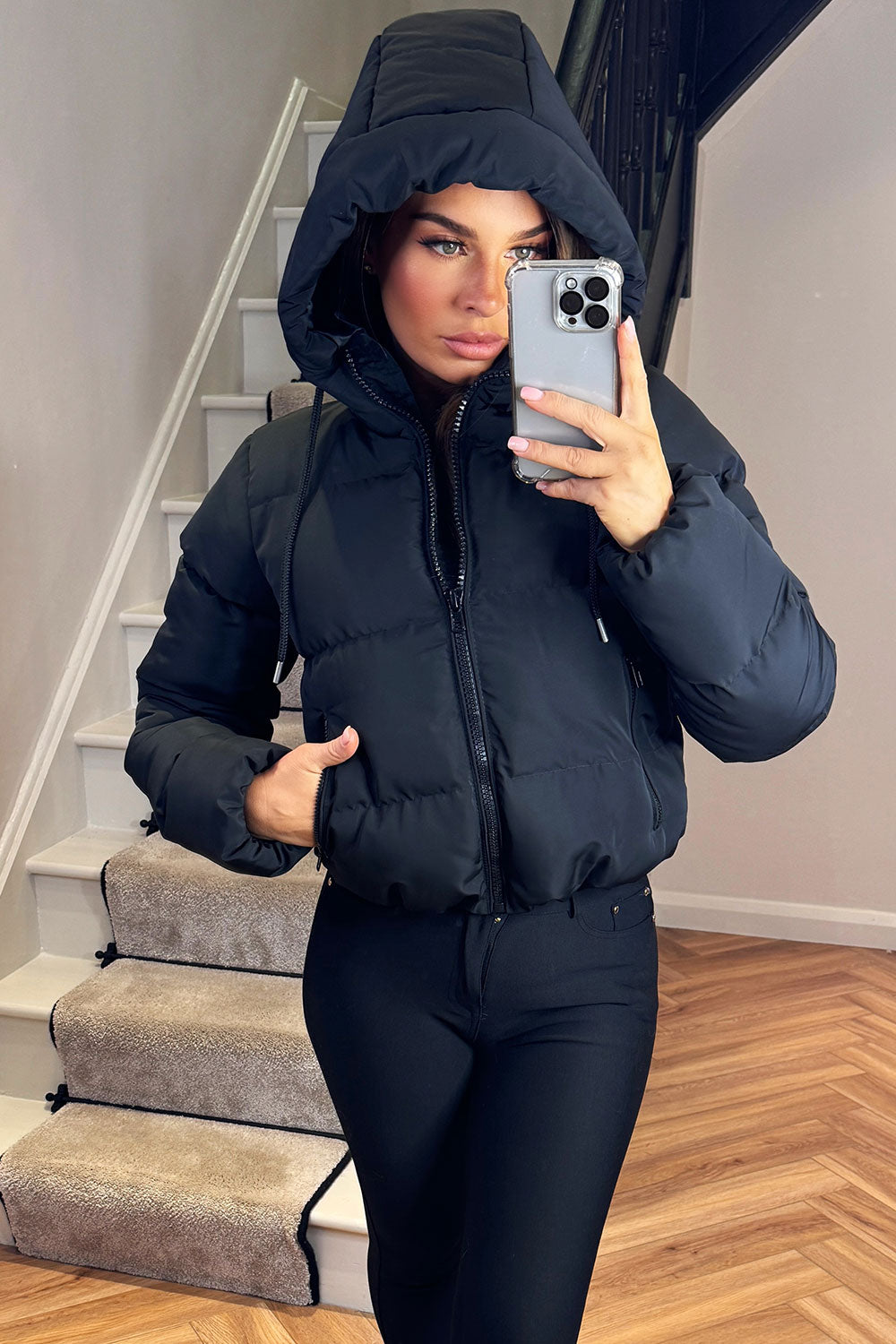 Chaqueta acolchada con capucha negra