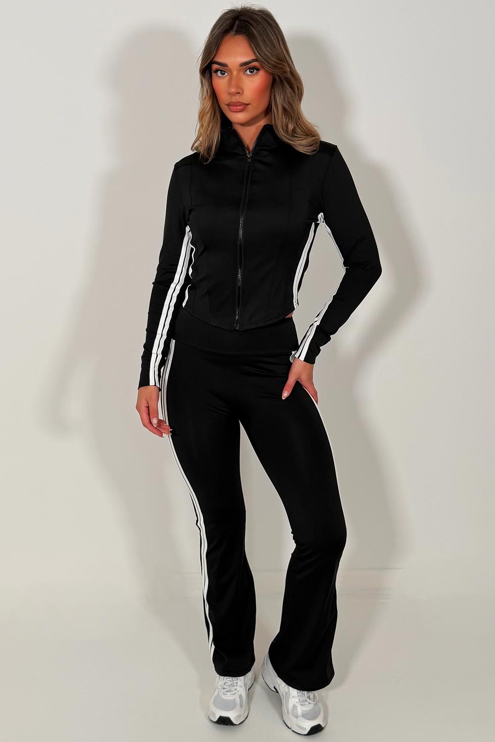 Conjunto a juego de pantalón acampanado y chaqueta deportiva con rayas