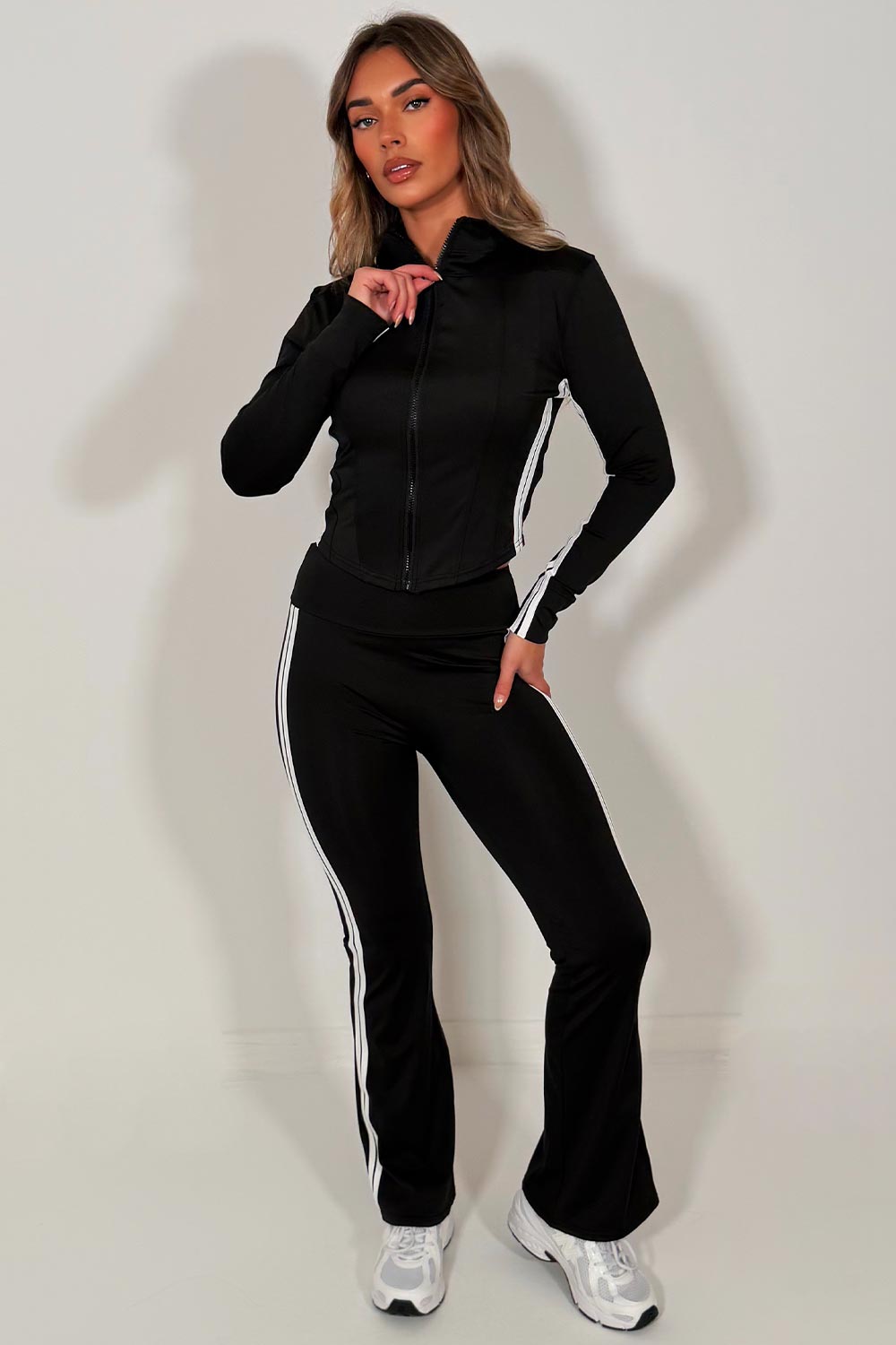 Conjunto a juego de pantalón acampanado y chaqueta deportiva con rayas